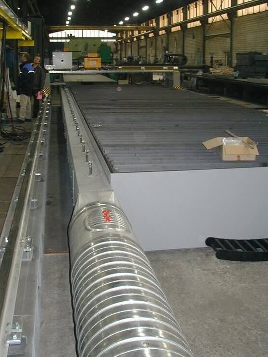 Thermal cutting table with flap channel